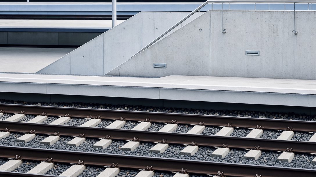 Leere Bahnsteig-Geometrie mit Linien und Kennzeichnungen, ohne Personen, ruhiges Licht.