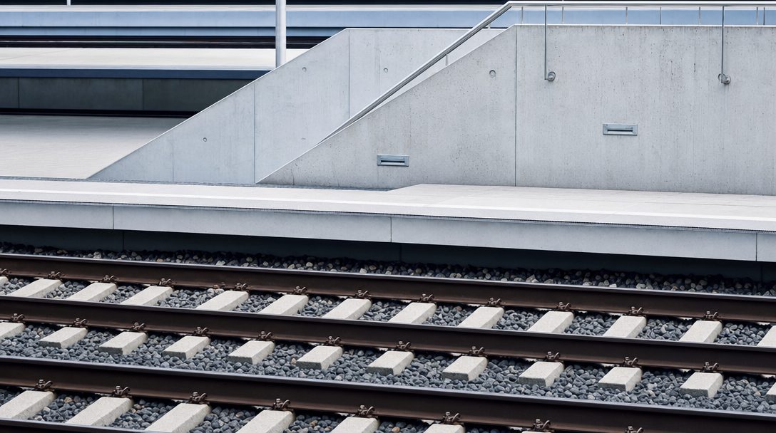 Leere Bahnsteig-Geometrie mit Linien und Kennzeichnungen, ohne Personen, ruhiges Licht.